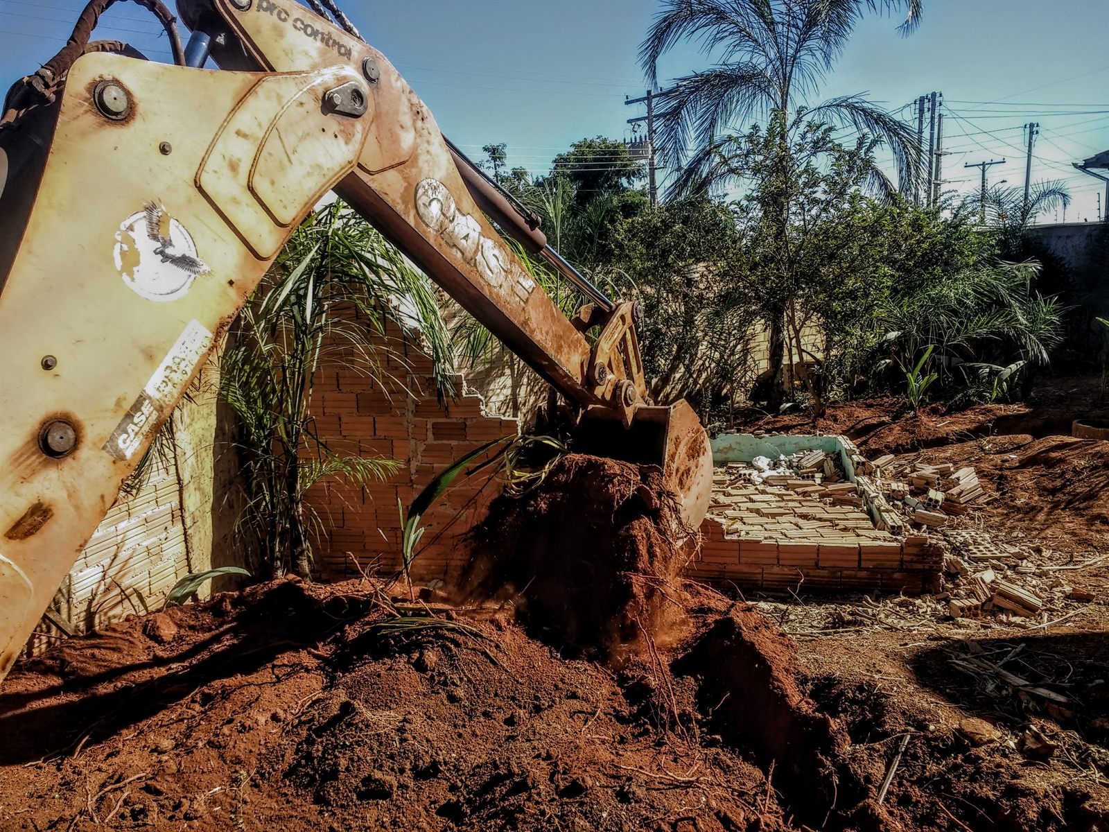 Manobra e corte de solo em espaço confinado